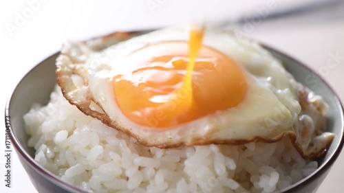 新鮮卵で調理した美味しい卵焼き料理