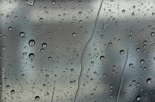 wassertropfen an der scheibe