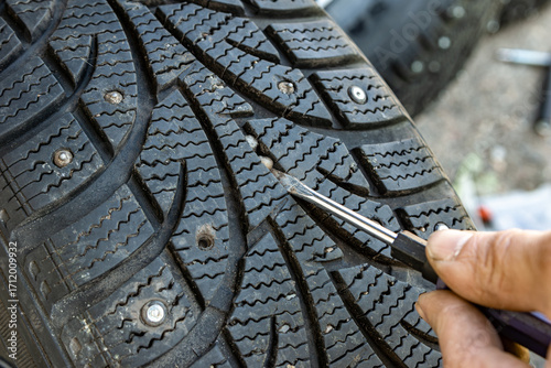 Fotografía Debris removal prevents imbalance and vibration during wheel balancing