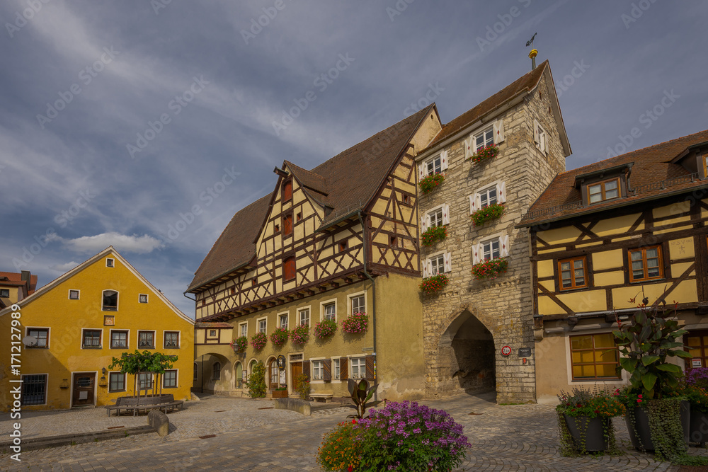 Obraz premium Pettenkofer Platz und Mittleres Tor in Berching, Oberpfalz, Bavaria