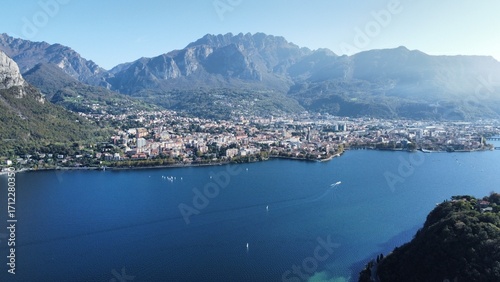 Tableau sur toile Vista aerea di Lecco con il Resegone sullo sfondo, tra lago e montagne lombarde