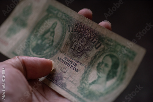 Quadro su tela Hand holding a ten peng banknote from the magyar nemzeti bank.