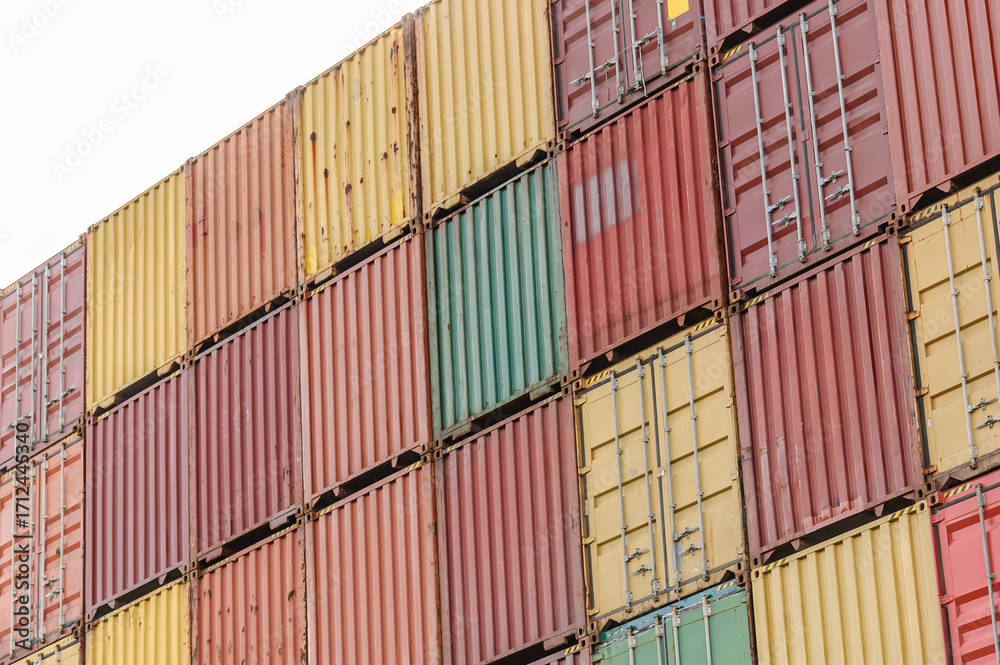 Fototapeta premium bunte Container übereinander gestapelt