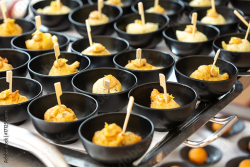 Φωτογραφία Small bowls presenting delicious appetizers during a catered event
