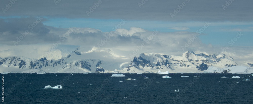 Obraz premium Antarctica mountains with snow