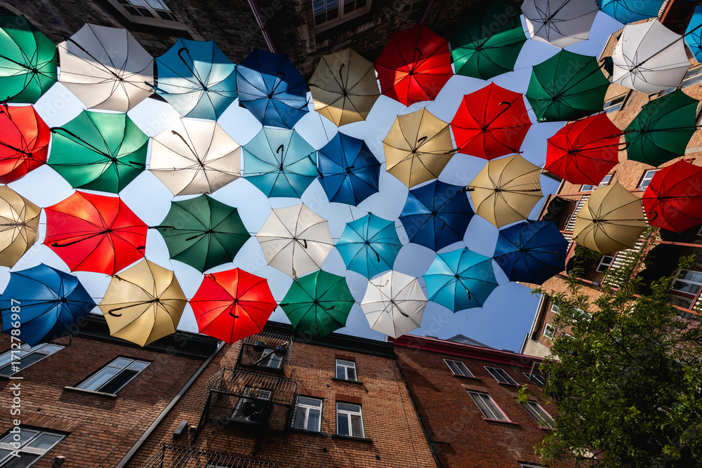 Obraz premium Umbrella Sky in the Petit-Champlain district of Quebec City