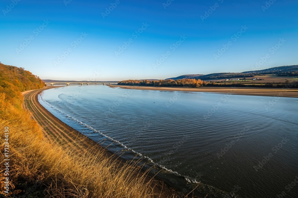 Obraz premium Autumn scenery along a flowing river