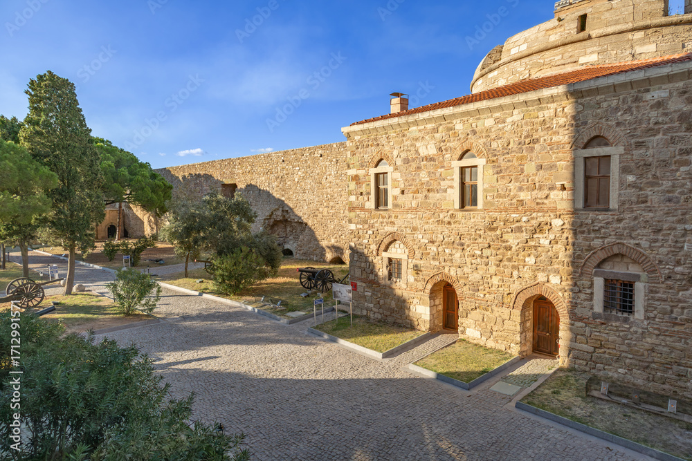 Naklejka premium Historic mosque and cannons inside Çimenlik Castle in Çanakkale, Turkey.