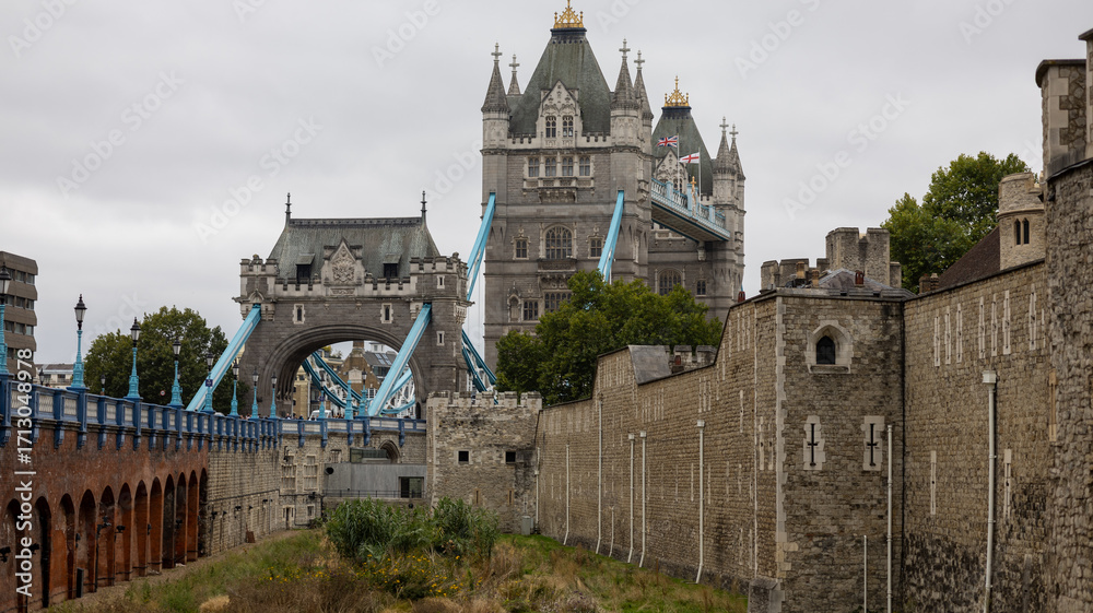 Obraz premium Tower Bridge and Tower of London View on Cloudy Day