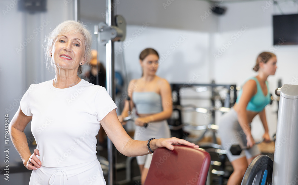 Obraz premium Portrait of an elderly positive woman in a modern gym