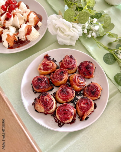 Sommerliches Buffet mit Blätterteigrosen, Vanilleeis und Obstdeko auf grün gedecktem Tisch goldene Tischdeko Anlass Hochzeitdeko Partybuffet