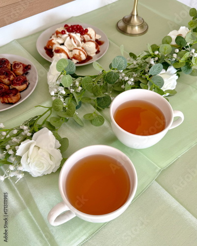 Sommerliches Buffet mit Blätterteigrosen, Vanilleeis und Obstdeko auf grün gedecktem Tisch goldene Tischdeko Anlass Hochzeitdeko Partybuffet