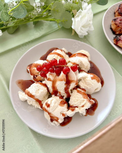 Sommerliches Buffet mit Blätterteigrosen, Vanilleeis und Obstdeko auf grün gedecktem Tisch goldene Tischdeko Anlass Hochzeitdeko Partybuffet