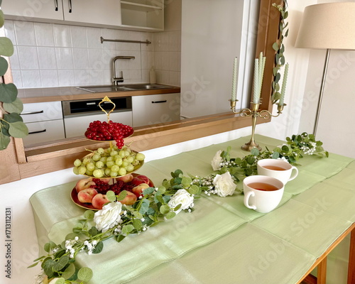 Sommerliches Buffet mit Blätterteigrosen, Vanilleeis und Obstdeko auf grün gedecktem Tisch goldene Tischdeko Anlass Hochzeitdeko Partybuffet