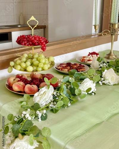 Sommerliches Buffet mit Blätterteigrosen, Vanilleeis und Obstdeko auf grün gedecktem Tisch goldene Tischdeko Anlass Hochzeitdeko Partybuffet