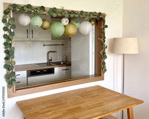 Sommerliches Buffet mit Blätterteigrosen, Vanilleeis und Obstdeko auf grün gedecktem Tisch goldene Tischdeko Anlass Hochzeitdeko Partybuffet