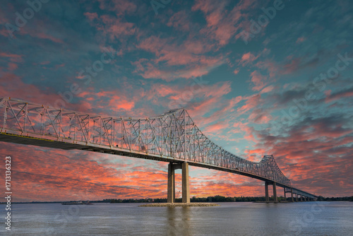 Φωτογραφία The Commodore Barry Bridge over the Delaware River at Subaru Park in Chester Pen