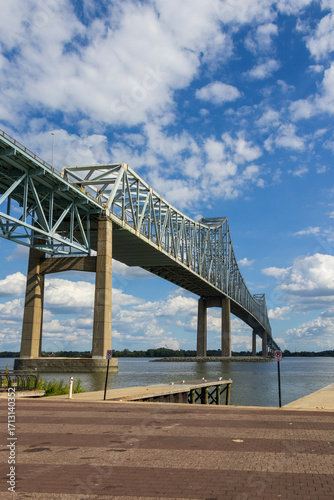 Foto The Commodore Barry Bridge over the Delaware River at Subaru Park in Chester Pen