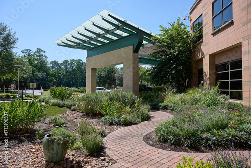 HOUSTON, TEXAS - SEPTEMBER 29th 2025: Sunlit hospital campus of St. Luke’s Health in The Woodlands, Texas. No people. Green landscaped grounds and modern medical buildings captured at midday.