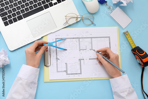 Female architect drawing ho...