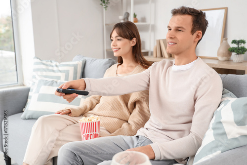 Young couple with popcorn w...