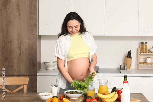 Young pregnant woman with l...