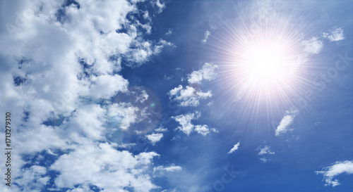 秋晴れ　強い日差しとレンズフレアの光　わふわした薄い雲と夏のようなさわやかな青空　風に流れる雲と美しい天気 