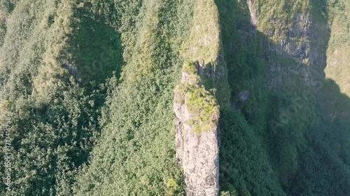 Vidéo des pitons volcaniques de la vallée de HANE sur l'ile de UA HUKA au soleil couchant
