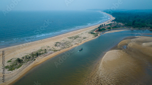 Tableau sur toile drone shot of scenic beach in maharashtra