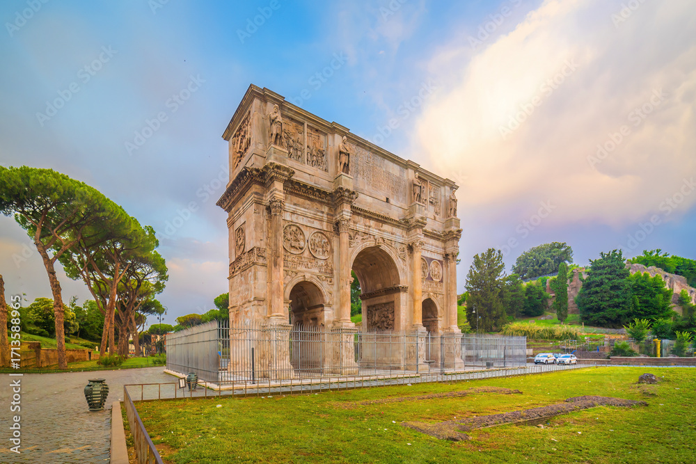 Fototapeta premium Ancient Arch of Constantine in Rome city
