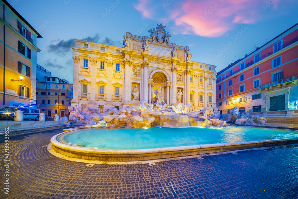 Fototapeta premium View of the iconic trevi fountain in rome, italy