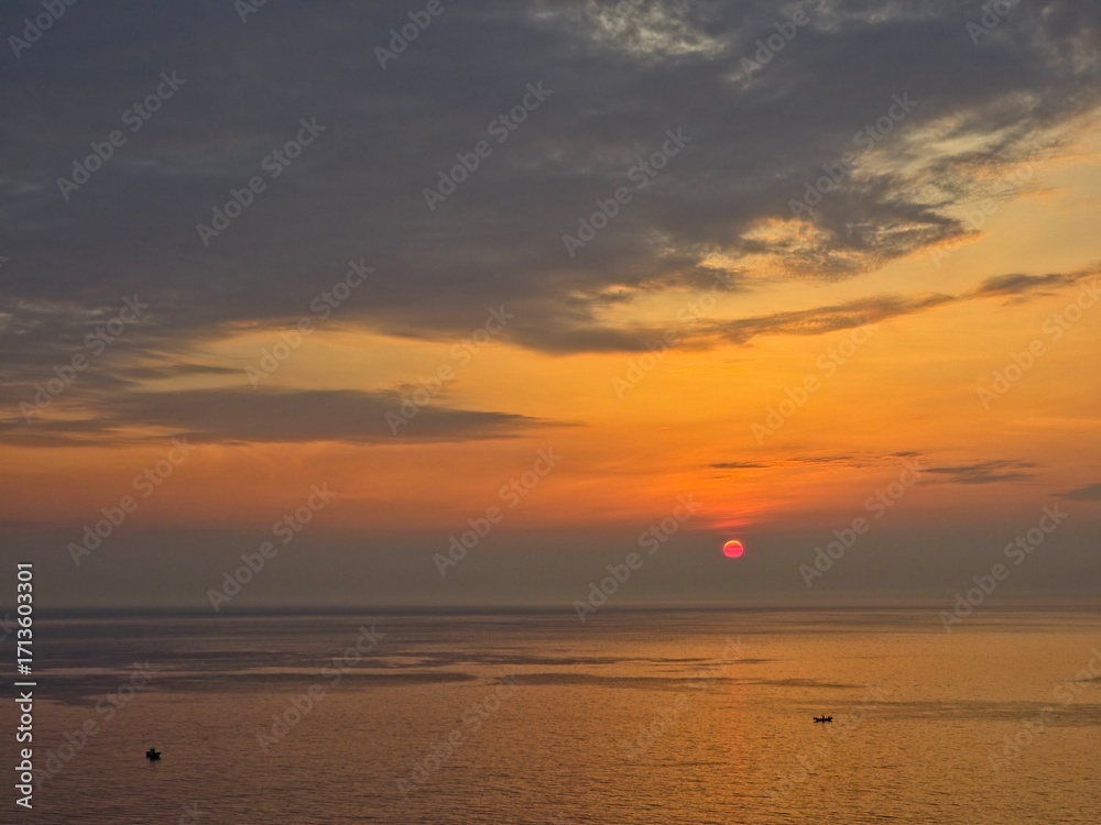 Naklejka premium Summer seascape, dawn sunrise, beautiful sky colors, sun, sea, cloud background, beautiful sunrise scenery, Jeongdongjin sea, South Korea - 여름 자연, 새벽 일출, 아름다운 하늘, 태양, 바다, 구름 배경, 멋진 해돋이 풍경, 정동진 바다, 한국