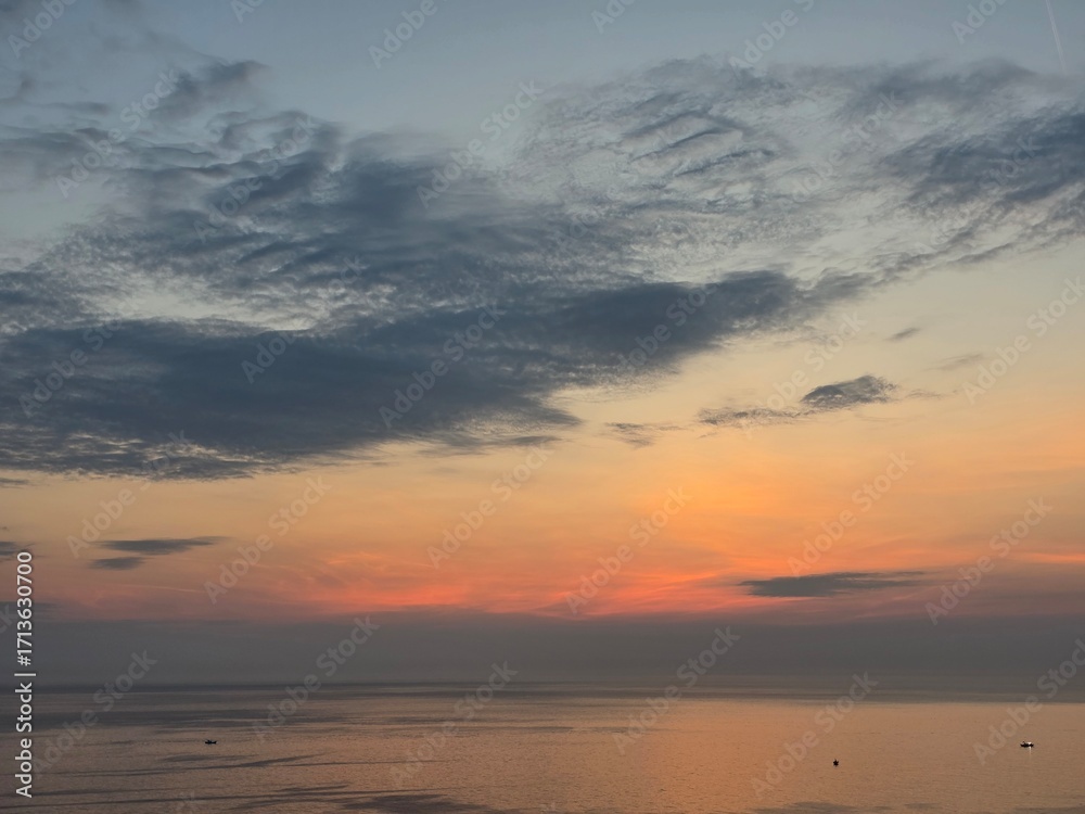 Obraz premium Summer seascape, dawn, beautiful colors, sky, sea, cloud background, Jeongdongjin sea, South Korea - 여름 바다의 자연, 동트는 새벽 바다, 아름다운 컬러, 하늘, 바다, 구름 배경, 정동진 바다, 한국