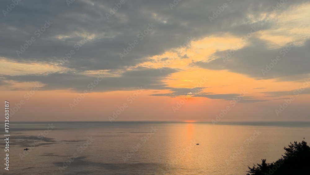Obraz premium Summer seascape, dawn sunrise, beautiful sky colors, sun, sea, cloud background, beautiful sunrise scenery, Jeongdongjin sea, South Korea - 여름 자연, 새벽 일출, 아름다운 하늘, 태양, 바다, 구름 배경, 멋진 해돋이 풍경, 정동진 바다, 한국