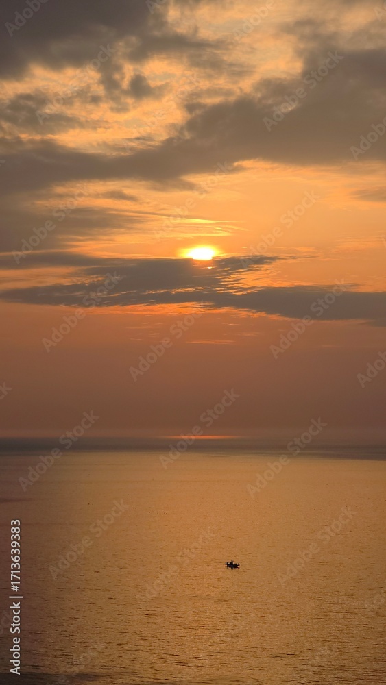 Obraz premium Summer seascape, dawn sunrise, beautiful sky colors, sun, sea, cloud background, beautiful sunrise scenery, Jeongdongjin sea, South Korea - 여름 자연, 새벽 일출, 아름다운 하늘, 태양, 바다, 구름 배경, 멋진 해돋이 풍경, 정동진 바다, 한국