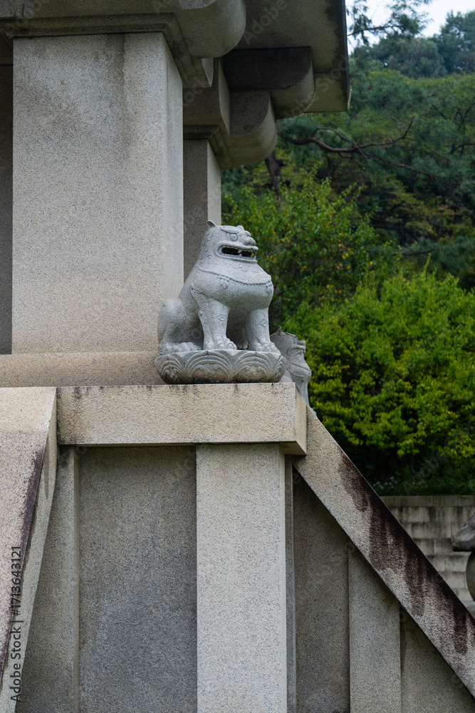 Obraz premium animal guardian sculpture at the pagoda