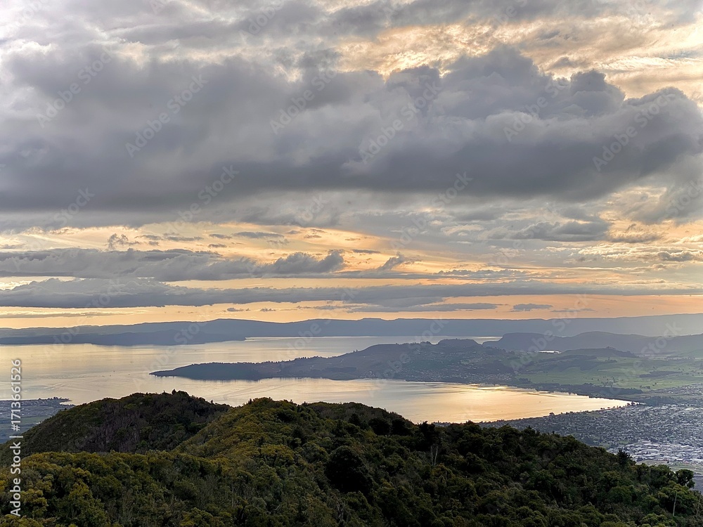 Obraz premium Elevated View of Lake Taupo at Sunset