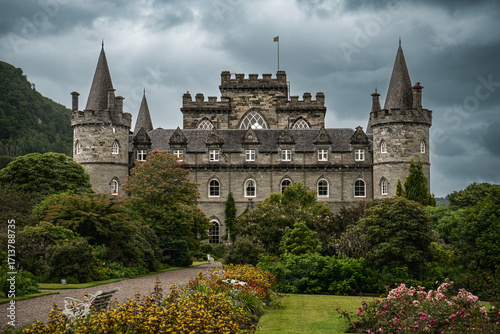 Foto Inveraray Castle with Landscaped Garden under Dramatic Sky - Scotland, UK