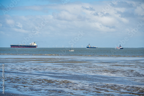 Frachtschiffe im Jadebusen