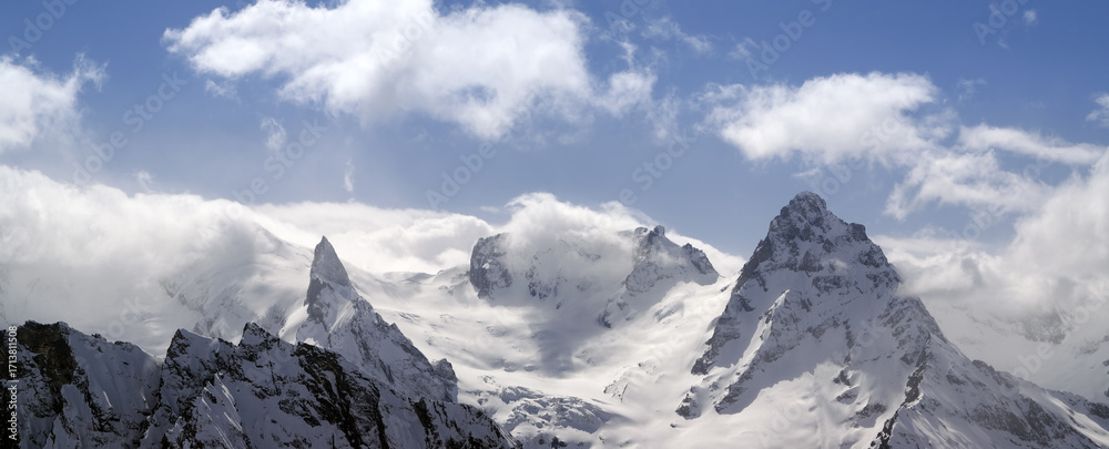 Obraz premium Panorama Mountains in cloud
