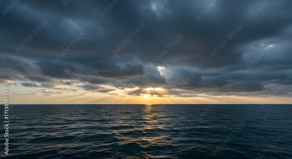 Obraz premium Storm clouds gathering over ocean with sunset lighting effects 