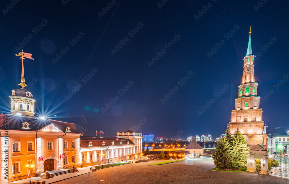Obraz premium The ancient leaning red brick Syuyumbike Tower at night on the territory of the Kazan Kremlin. Russia