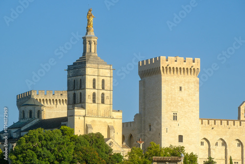 Φωτογραφία Palais des Papes (Palace of the Popes) in Avignon, France and a gilded statue of the Virgin Mary atop the cathedral tower