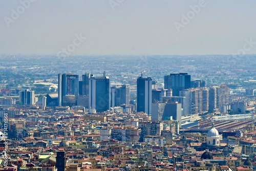 centro direzionale della città di Napoli visto dalla collina di San Martino . Unica zona di Napoli con palazzi moderi e grattacieli