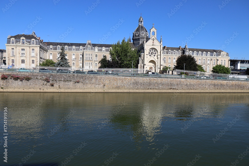 Obraz premium Hôpital, vue de l'extérieur, ville de Chateau Gontier sur Mayenne, département de la Mayenne, France