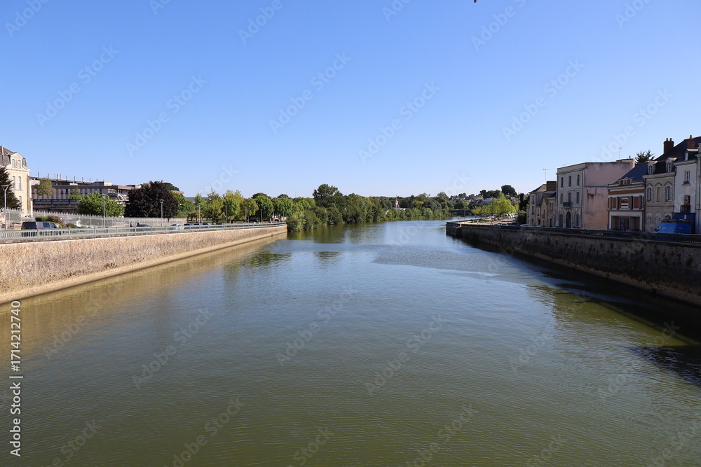 Obraz premium La rivière la Mayenne, ville de Chateau Gontier sur Mayenne, département de la Mayenne, France