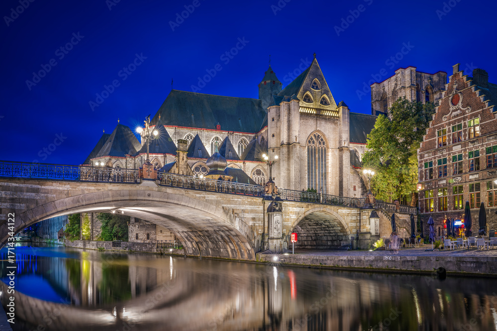 Obraz premium Sint Michielskerk in Ghent during Blue Hour with Night Illumination