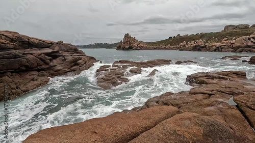 Belles vagues sur la côte de granit rose - Bretagne France