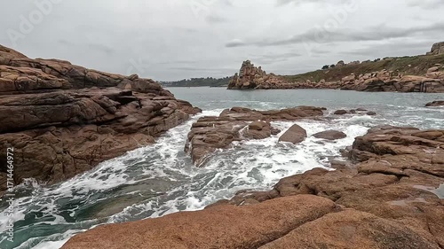 Belles vagues sur la côte de granit rose - Bretagne France