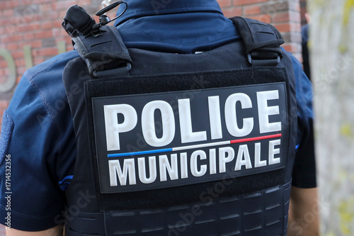 Un policier municipal dans une rue.